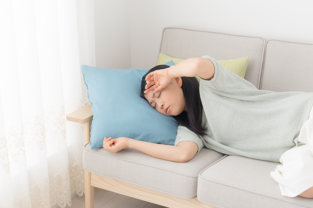 花粉症の時期に眠気やだるさの症状があらわれる原因と対処法