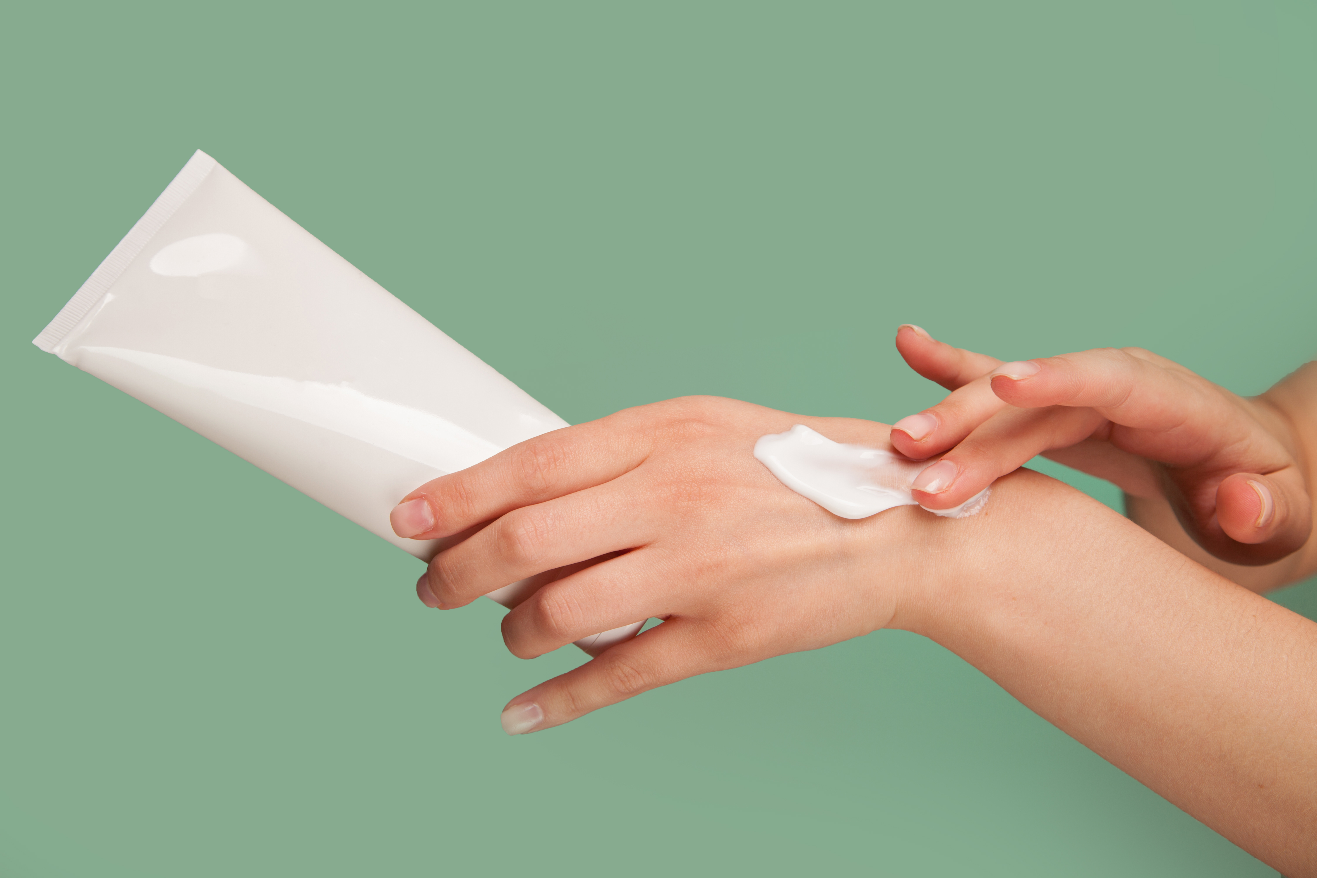 ヒルドイド®と同じ有効成分の市販薬の違い｜ヘパリン類似物質単剤を比較