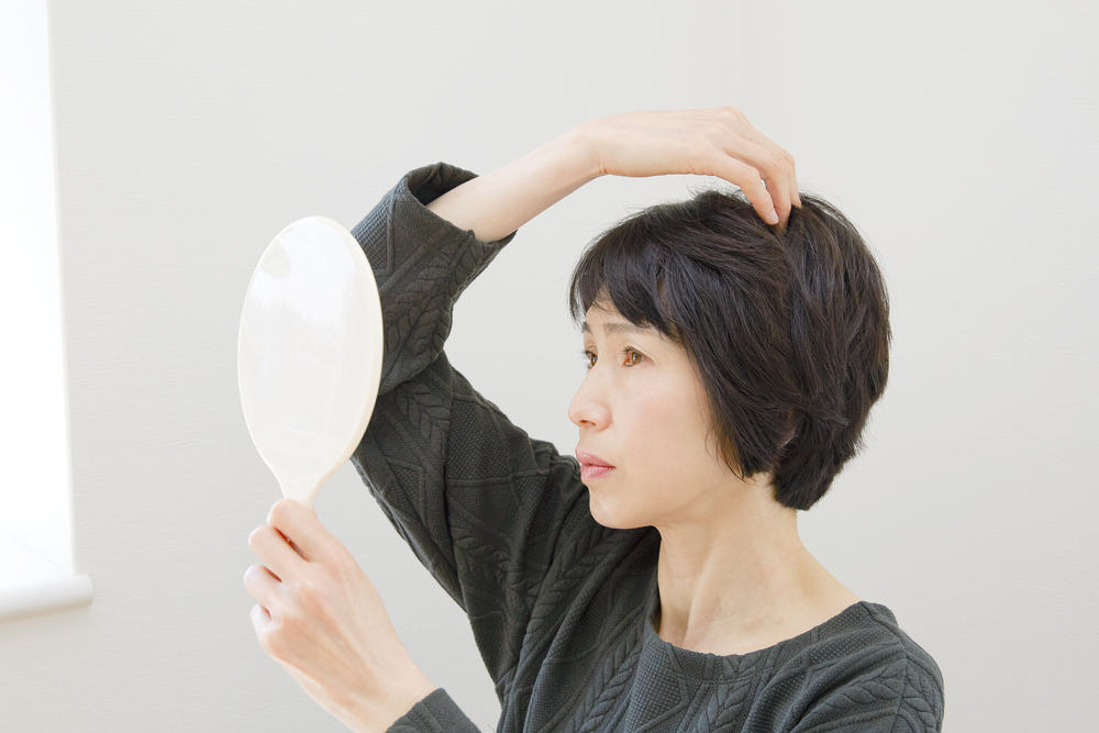 女性の薄毛の原因と対策|女性用育毛剤と発毛剤の使い分けも解説