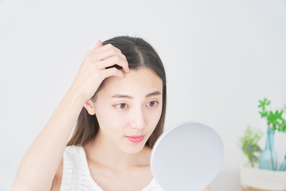 20代女性の薄毛はなぜ起こる？｜薄毛・抜け毛の原因と対策を解説