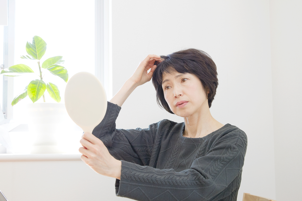 更年期による抜け毛・薄毛の原因と対策|40代・50代女性