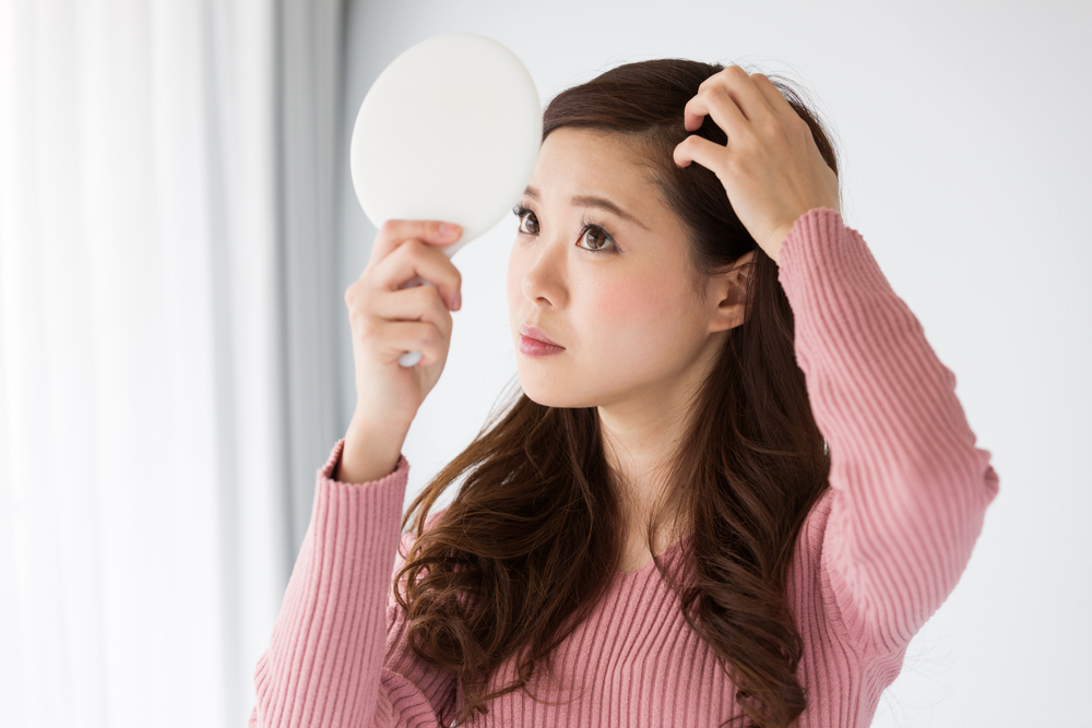 30代女性の薄毛はなぜ起こる？薄毛・抜け毛の原因と対策を解説
