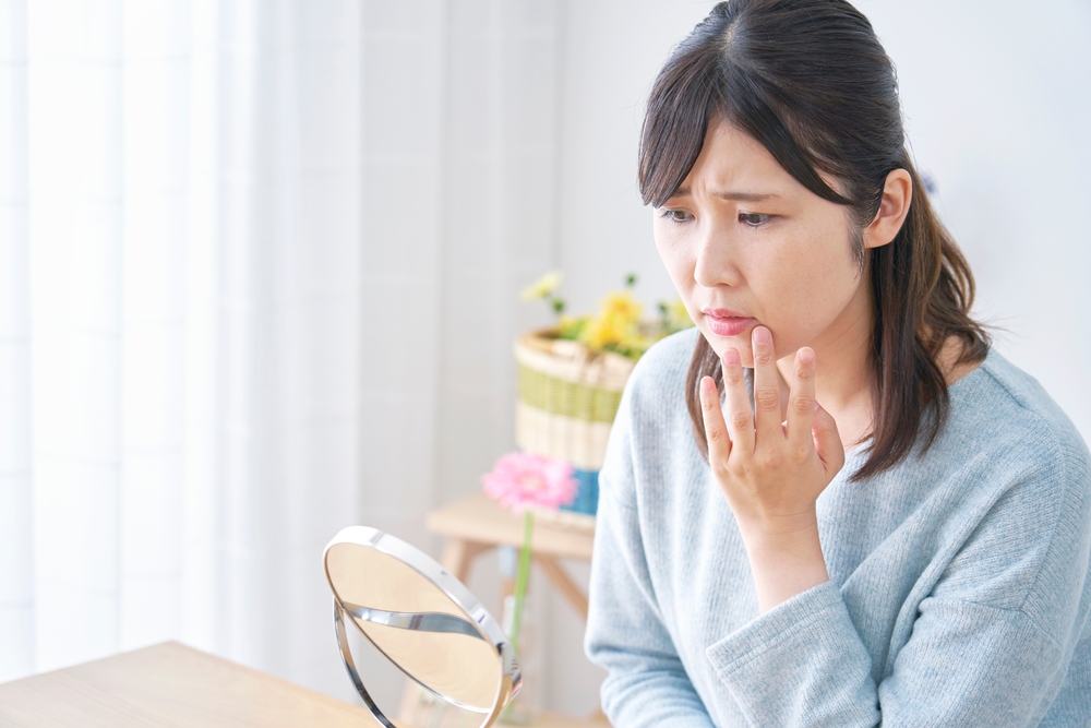 唇の水疱はヘルペスじゃない可能性も？対処法や使える市販薬を紹介