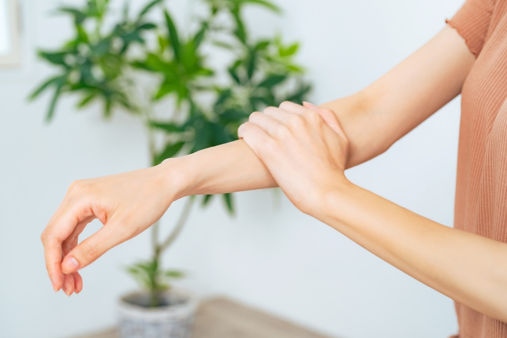 しっかり塗ってるのに治らない…乾燥肌・ブツブツに効く正しい薬の塗り方